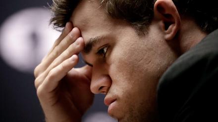 Der Weltmeister grübelt: Magnus Carlsen.