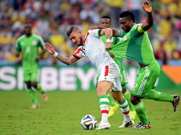 Mit dabei. Bei der WM 2014 spielte Ashkan Dejagah (l.) gegen Nigeria (hier Joseph Yobo).