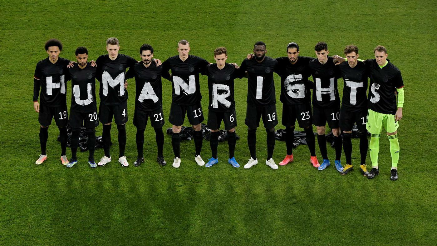 Vor dem WMQualifikationsspiel gegen Island Nationalmannschaft mit „Human Rights“Botschaft Vor dem WMQualifikationsspiel gegen Island Nationalmannschaft mit „Human Rights“Botschaft