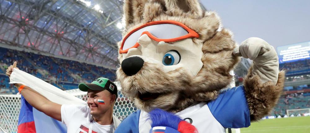 Russlands WM-Maskottchen posiert mit Fans.