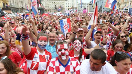 Kroatische Fans feiern in Zagreb den Erfolg ihrer Nationalmannschaft.