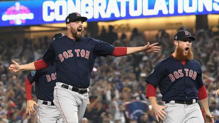 Die Boston Red Sox bejubeln ihren Sieg über die Los Angeles Dodgers.