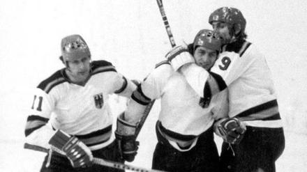 Jubel in Innsbruck. Das deutsche Team um Mannschaftskapitän Lorenz Funk (r.), Ernst Köpf und Walter Köberle sorgte bei Olympia 1976 für eine große Überraschung. 