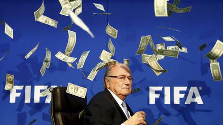 Wer mit Geld um sich schmeißt. Es gibt im Weltfußball genügend Geld. Fragt sich nur, wer davon im System des Präsidenten Joseph Blatter wie viel bekommen hat.