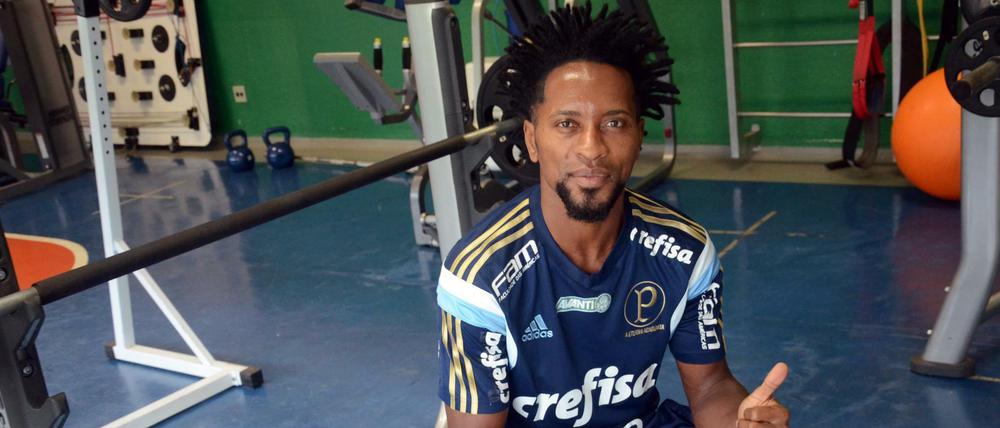 Ohne Fitness kein Fußball. Der frühere Bundesligaprofi sitzt im Kraftraum des brasilianischen Pokalsiegers Palmeiras Sao Paulo. Der 41-jährige Ze Roberto will seine Karriere mit 42 beenden. 