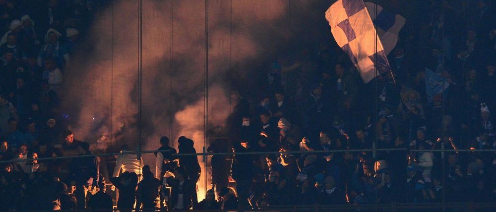 Aus ihrer Mitte entspringt der Stuss. Fans von Zenit St. Petersburg zündeln hier bei einem Spiel gegen den AC Milan. Der Fanclub "Landskrona" hat in einem Manifest gefordert, keine schwarzen oder schwulen Spieler zu holen.