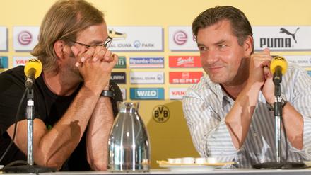 Michael Zorc (r., im Bild mit Trainer Jürgen Klopp) feiert am Samstag seinen 50. Geburtstag. Er ist mit 463 Bundesligaeinsätzen Rekordspieler von Borussia Dortmund und seit 1998 Sportdirektor beim BVB.