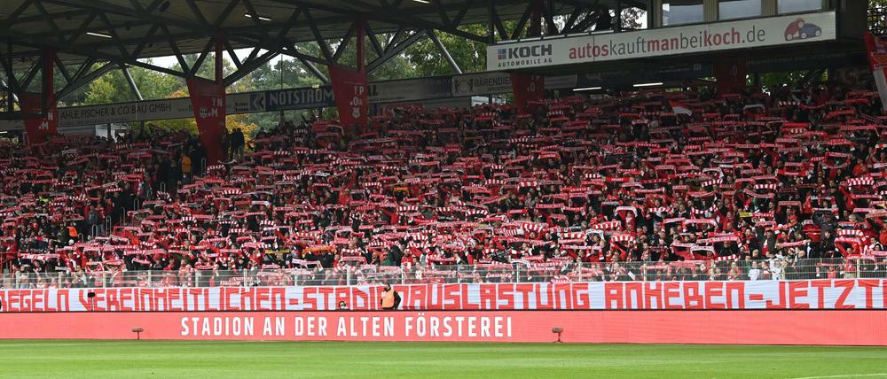 Der 1. FC Union will am Samstag gegen Hertha erstmals nach mehr als anderthalb Jahren wieder vor vollem Haus spielen. 