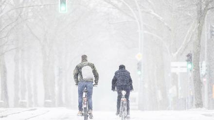 Suboptimale Bedingungen: Nur die "echten Radfahrer" lassen sich von solchen winterlichen Temperaturen nicht beirren. 