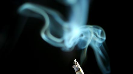 Der Rauch einer brennenden Zigarette. Ein Drittel der Deutschen ist Raucher.