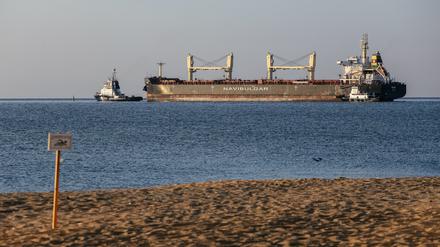 Das Getreideschiff M/V Rojen verlässt den Hafen von Tschornomorsk.  