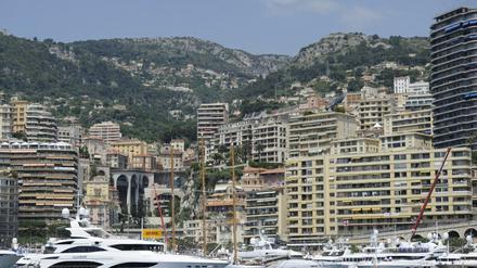 Teure Wohnungen, schicke Schiffe: Wer noch Geld übrig hat, kann es zum Beispiel in Monaco los werden. Verdient wird es meist woanders.