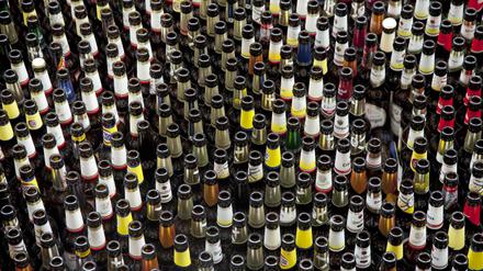 Ausgetrunken: Die Menschen kaufen so viel Bier wie seit Jahren nicht mehr. Bei einigen Brauereien werden jetzt die Flaschen knapp.  
