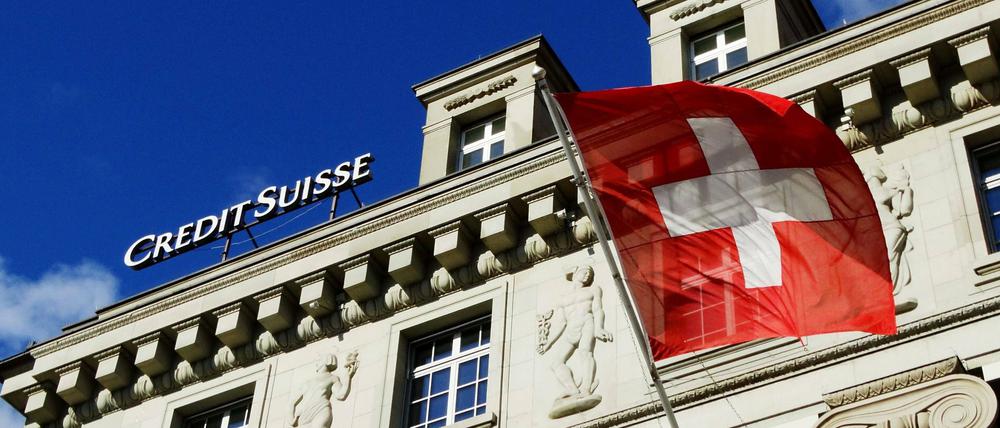 Symbolbild: Schweizerfahne an der Fassade der Bank Credit Suisse in Luzern