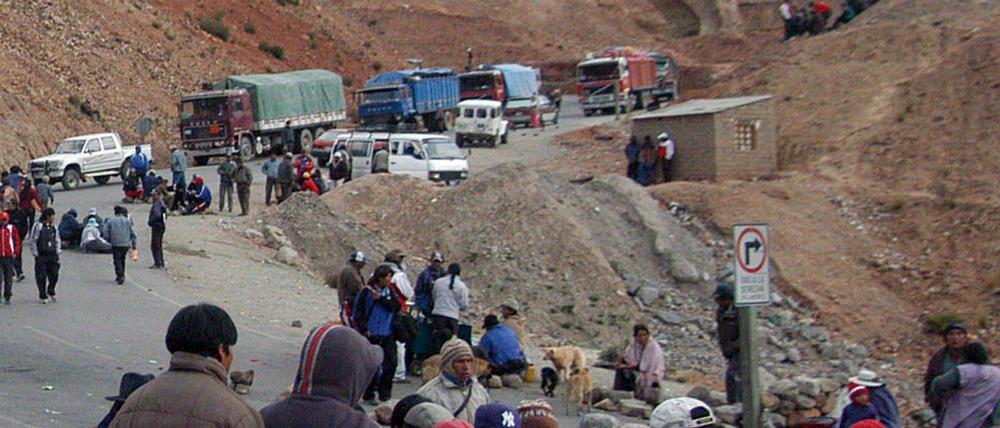 Immer wieder gibt es - wie hier in Peru - soziale Unruhen, weil Bergarbeiter schlecht bezahlt oder ansonsten sozial ausgebeutet werden.