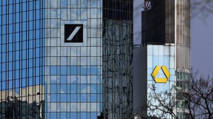 Die Deutsche Bank hat einen großen Teil des Umbaus hinter sich, die Commerzbank steckt mitten drin.