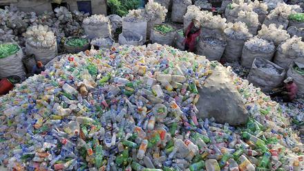 Viel Stoff für Rohstoff: Recycelte Plastikflaschen sind für vieles zu gebrauchen.