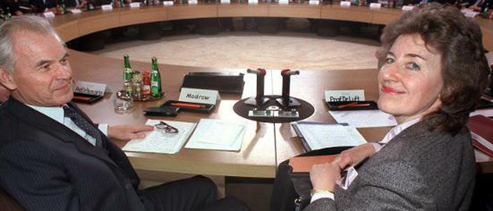 DDR-Ministerpräsident Hans Modrow und DDR-Wirtschaftsministerin Christa Luft am runden Tisch im Bonner Kanzleramt. Die Vertreter der beiden deutschen Staaten sowie der vier Siegermächte kamen am 13. Februar 1990 in Bonn zu einer ersten Konferenz über den deutschen Einigungsprozess zusammen. 