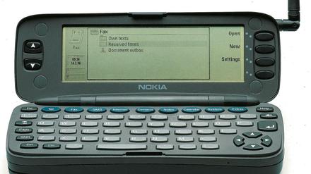 Fast ein halbes Kilogramm wog das erste Smartphone: Der "Nokia 9000 Communicator" kam am 15. August 1996 in die Läden. 