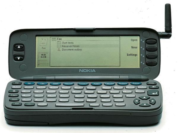 Fast ein halbes Kilogramm wog das erste Smartphone: Der "Nokia 9000 Communicator" kam am 15. August 1996 in die Läden. 