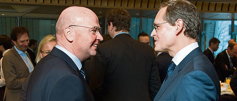 VBKI-Präsident Markus Voigt (links) lässt sich von Berlins Regierendem Michael Müller zum 50. Geburtstag gratulieren.
