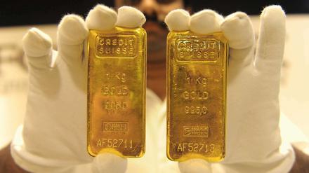 Statt Goldbarren zu kaufen, können Verbraucher mit Zertifikaten, Goldfonds oder Sparplänen in das Edelmetall investieren.