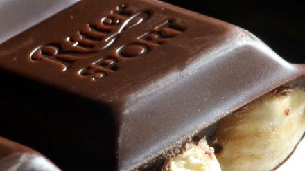 Hohe Preise für Kakao und Haselnüsse könnten auch die Schokoladentafeln von Ritter Sport in Deutschland verteuern. 