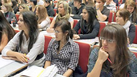 Studierende des beginnenden Erstsemesters an der Europa-Universität Viadrina in der deutsch-polnischen Grenzstadt Frankfurt (Oder).