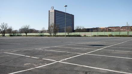 Auswirkungen der Krise: Ein leerer Parkplatz vor dem Wolfsburger VW Werk.