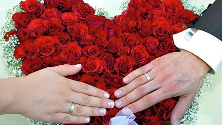 Eine Hochzeits-Garantie gibt es bei Online-Partnervermittlungen nicht. Doch jeder dritte Suchende, sagen die Agenturen, wird fündig.