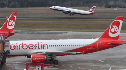 Abfertigung einer Maschine von Air Berlin an einer Gangway am Flughafen Berlin-Tegel (Archiv). Am Montag (27. März 2017) kam es zu Verspätungen, da die Airline den Servicepartner bei der Gepäckabfertigung gewechselt hat.
