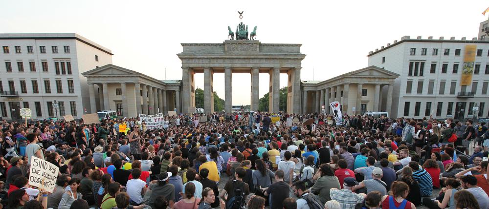 Frühjahr 2011: Spanier demonstrieren in Berlin für mehr Gerechtigkeit in ihrem Land. Vor allem die hohe Jugendarbeitslosigkeit treibt viele um - und aus dem Land.