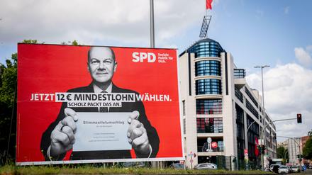Scholz-Plakat im Jahr 2021 vor der SPD-Zentrale in Berlin: Die Regierung versprach, in einem Schritt auf zwölf Euro Mindestlohn zu gehen.