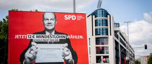 Scholz-Plakat im Jahr 2021 vor der SPD-Zentrale in Berlin: Die Regierung versprach, in einem Schritt auf zwölf Euro Mindestlohn zu gehen.