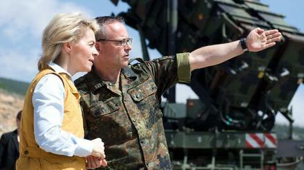 Bundesverteidigungsministerin Ursula von der Leyen (CDU) steht vor "Patriot"-Abwehranlagen der Bundeswehr.