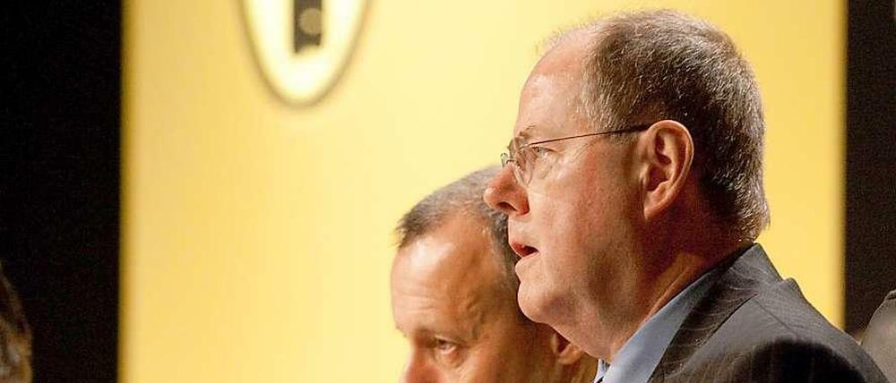 Politker als Aufseher: Peer Steinbrück und Ex-CDU-Finanzexperte Friedrich Merz (l.) sitzen beide im Kontrollgremium bei Borussia Dortmund. Frauen sind dort nicht vertreten.