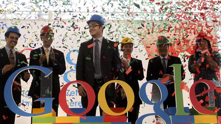 Konfetti. Google-Manager feiern die Grundsteinlegung für ein neues Rechenzentrum in Singapur 2011. 