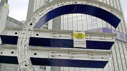 Gerupft: Das Euro-Zeichen vor der Europäischen Zentralbank in Frankfurt.