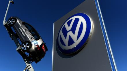 Der Abgas-Skandal drängt die Marke VW in die Verlustzone - die Kosten der Manipulationen wird auch der deutsche Staat tragen müssen.