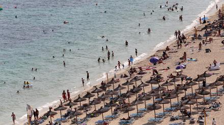 Tourists sunbathe and swim at the beach of Magaluf on the island of Mallorca, Spain, August 19, 2017. Picture taken August 19, 2017. REUTERS/Enrique Calvo