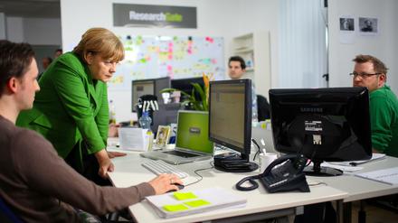 Da kommt auch schon mal die Kanzlerin vorbei: Berlin ist Dienstleistungsstadt und besonders bekannt für seine Start-up-Szene. Angela Merkel informiert sich beim Wissenschaftsnetzwerk Research Gate.