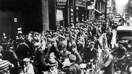 In langer Reihe warten Menschen 1931 vor dem Berliner Postscheckamt. Den Run auf die Banken hat die Politik in Deutschland in der aktuellen Krise verhindert.