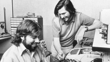 Das Archivfoto von 1976 zeigt Steve Wozniak (l) und Steve Jobs.