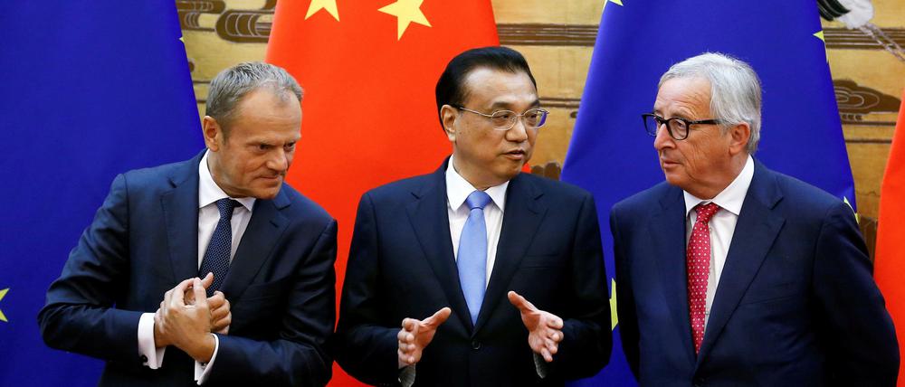 Annäherung. China (in der Mitte Ministerpräsident Li Keqiang) und die EU (links EU-Ratspräsident Donald Tusk, rechts EU-Präsident Jean-Claude Juncker) wollen zusammenarbeiten.