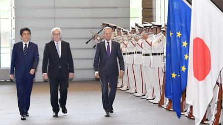 Neue Bündnispartner: Japans Premierminister Shinzo Abe (von links), EU-Kommissionspräsident Jean-Claude Juncker und EU-Ratspräsident Donald Tusk.