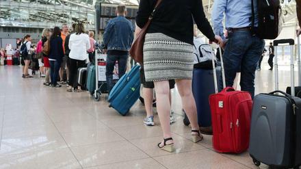 Um "extreme Wartezeiten" zu vermeiden, sollten Reisende heute nicht zum Frankfurter Flughafen kommen.