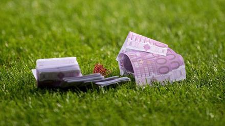 Aus Wut auf die Kommerzialisierung im Fußball: Fans haben Spielgeld aufs Feld geworfen.
