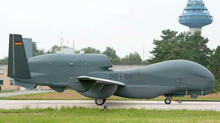 Keine Lizenz zum Fliegen. Die Affäre um die Beschaffung der Drohne "Euro Hawk" brachte auf Wunsch von Ursula von der Leyen die Unternehmensberatung ins Verteidigungsministerium.