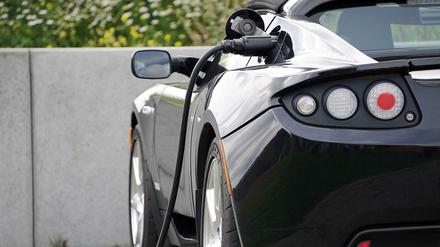 Ein Tesla wird geladen: Der Elektroautobauer lieferte im zweiten Quartal mehr als 11 000 Fahrzeuge aus. 