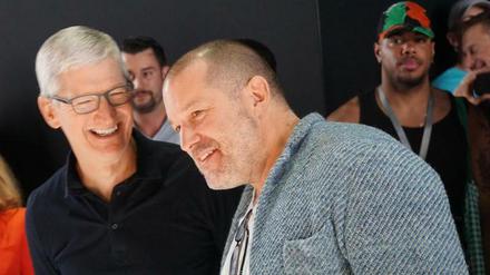 Der bisherige Chefdesigner Jony Ive (r.) gemeinsam mit Apple-Chef Tim Cook.